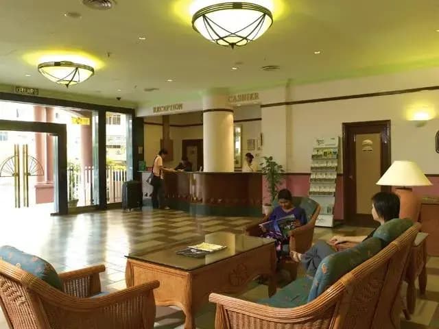 The Aston Hotel - photo 11
