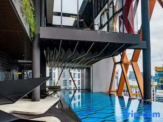 Scarletz Suites KLCC • 5-min to Petronas Twin Towers • Rooftop Infinity Pool - photo 8