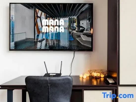 Scarletz Suites KLCC • 5-min to Petronas Twin Towers • Rooftop Infinity Pool - photo 16