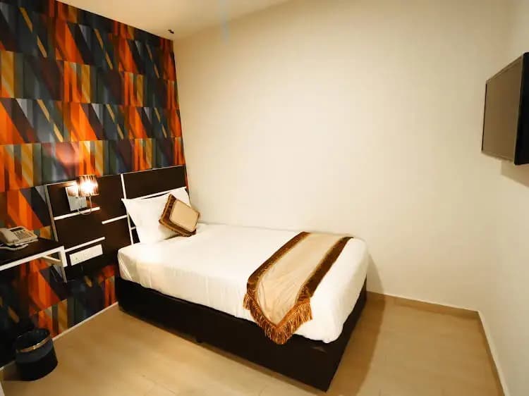 Ritz Kapitol Hotel - photo 4