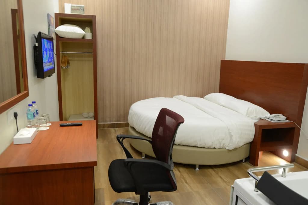 Elegant Hotel - photo 4