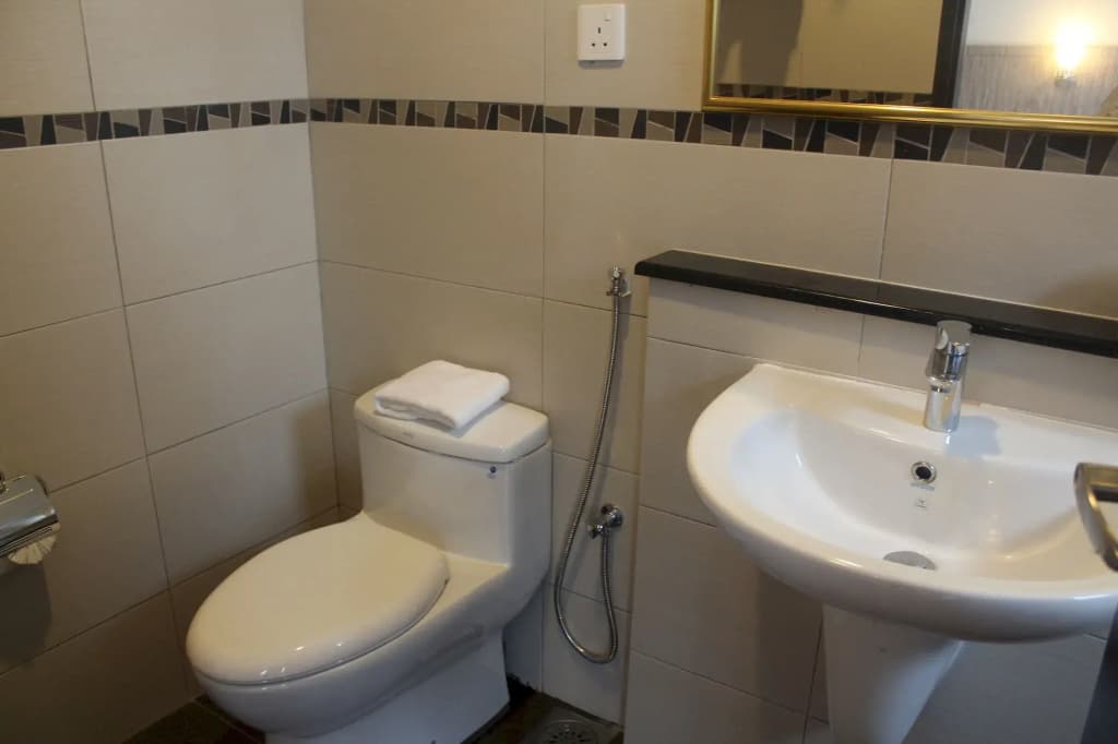 OYO 985 Hotel Nur - photo 11