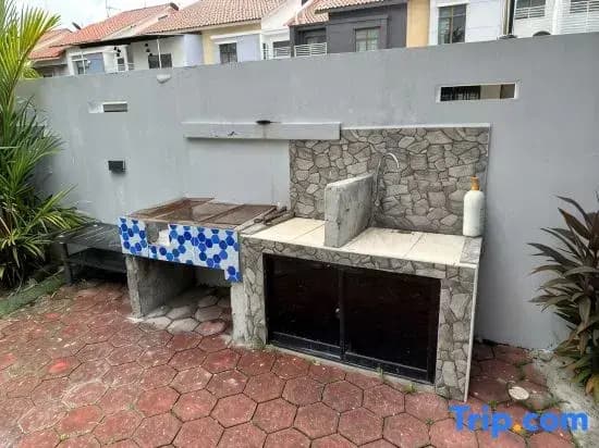 Stylish Blue Water Home w/ Pool - photo 2