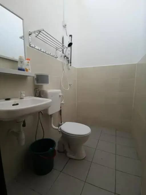 MODERN , SPACIOUS GAMBANG UMP 18 Guest House - photo 6