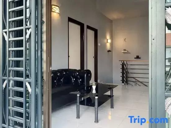 Stylish Blue Water Home w/ Pool - photo 3