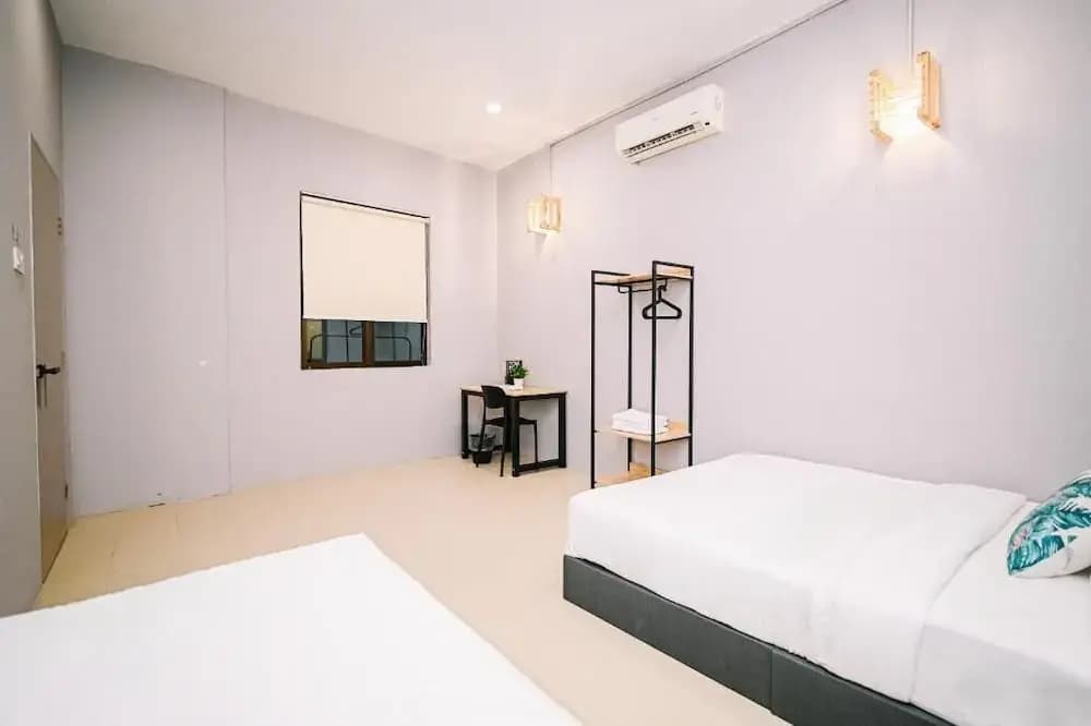 Swing & Pillows at 87 Chulia St - photo 1