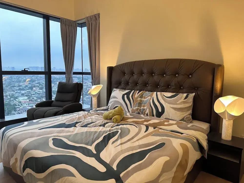 Skyline Luxe 4BR Retreat with En-suites - photo 3