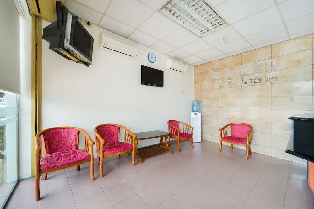 OYO 89461 CP Hotel - photo 13