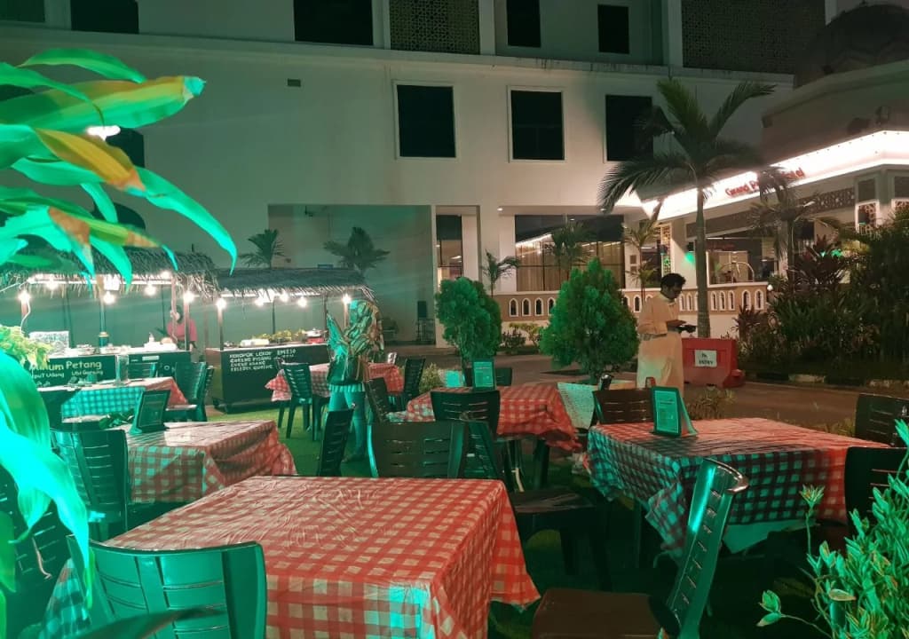 Grand Puteri Hotel - photo 26
