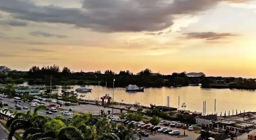 Waterfront Holiday Suites @ Marina Court Resort Kota Kinabalu - photo 9