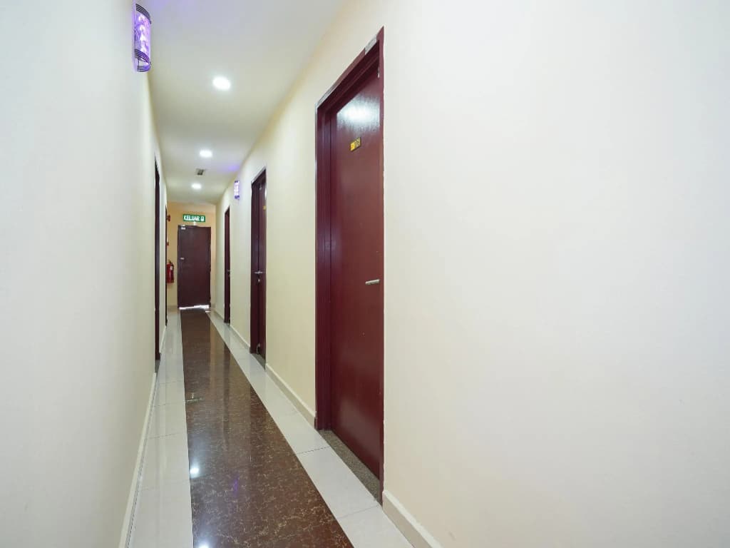 OYO 1094 Q One Hotel Dengkil - photo 8