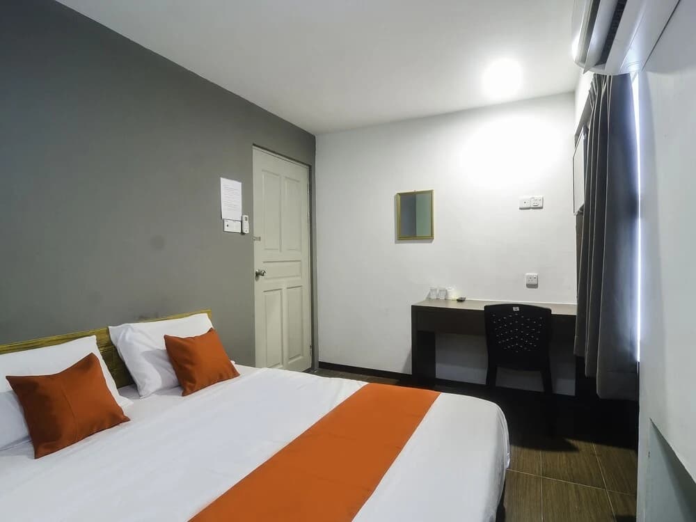 Golden Lounge by OYO Rooms - photo 3