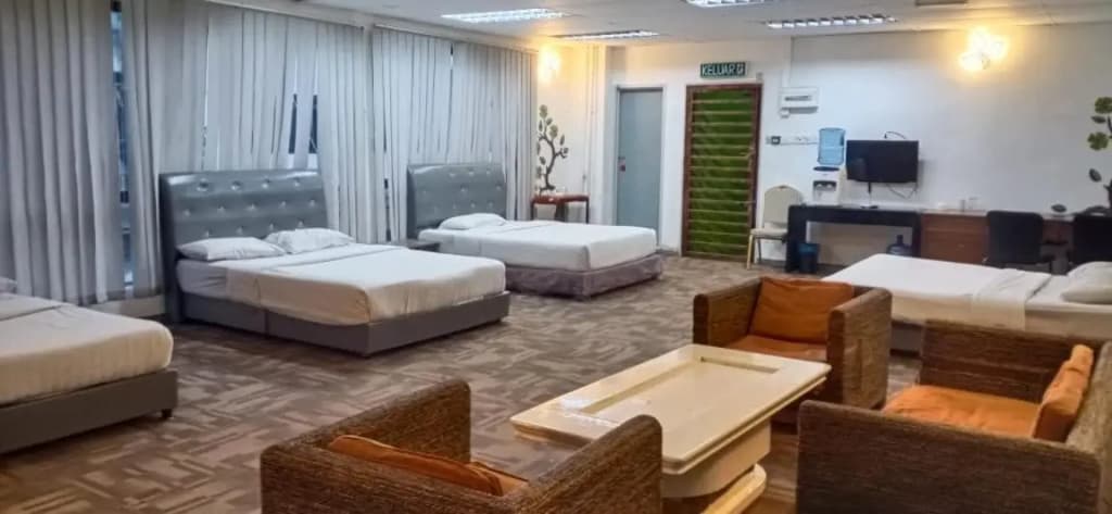 Golden Leaf Hotel Danga Bay - photo 2