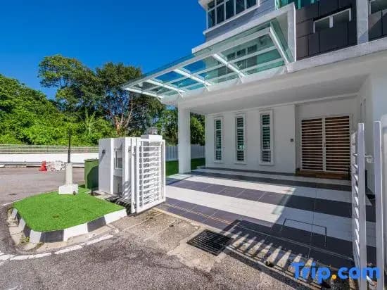 La Ferringhi 3-Storey Villa Penang by Sama Sama Homes - photo 1