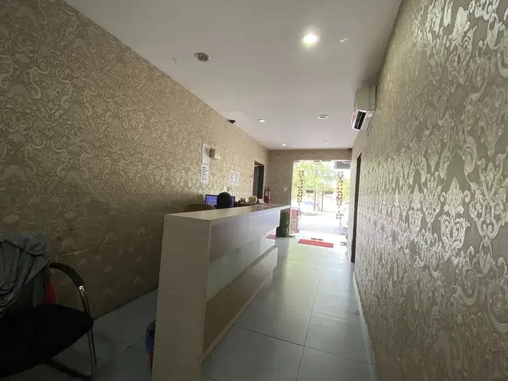 OYO 89760 Harmoni Inn Hotel - photo 11