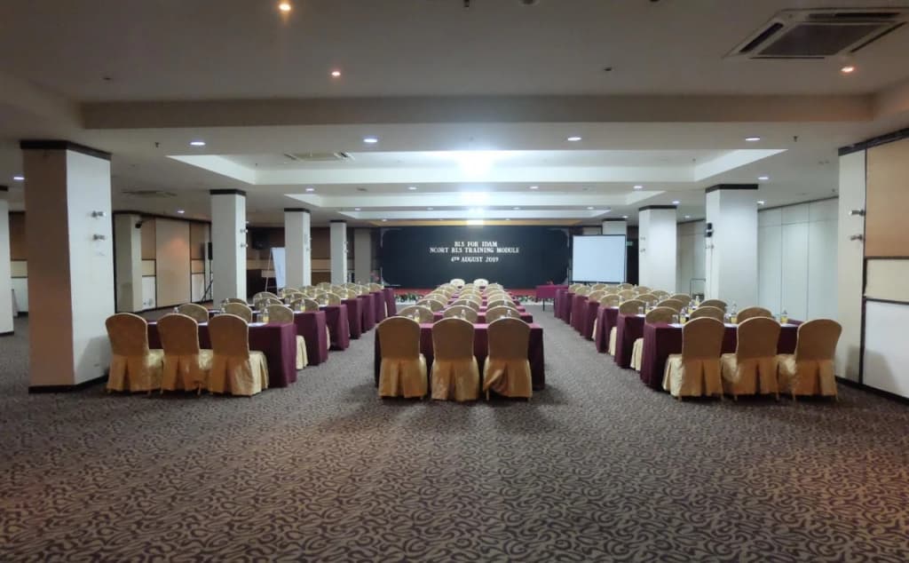 Carlton Holiday Hotel & Suites - photo 13