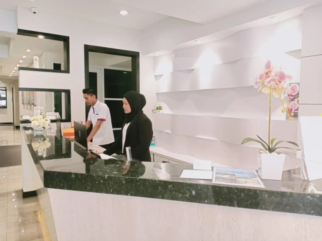 Meriton Inn Hotel - photo 12