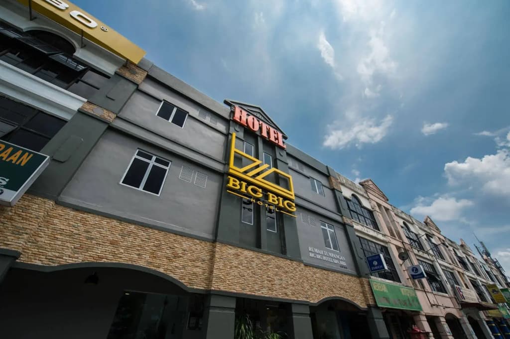 Big Big Hotel - photo 1