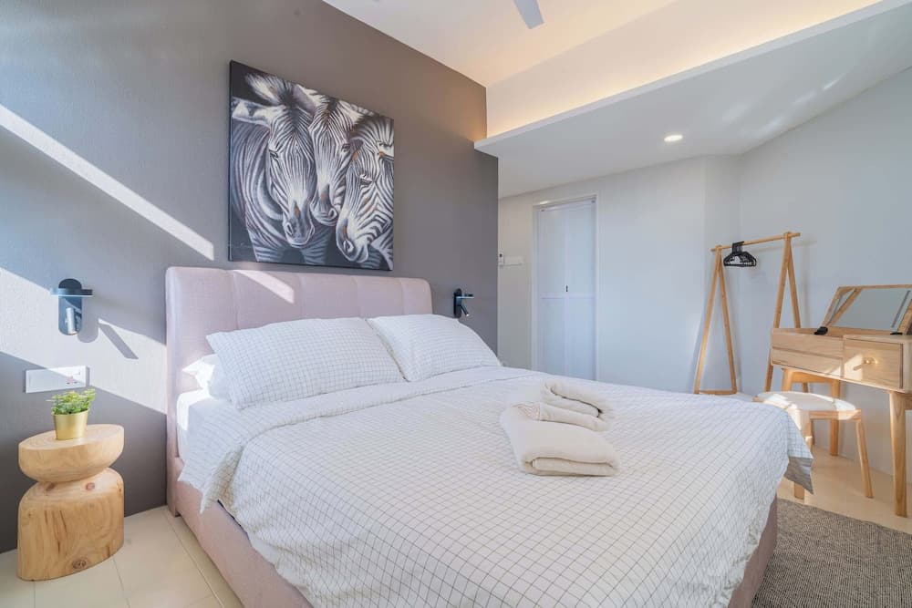 Stylish 3BR Stay Near Gurney Drive, Free Parking - photo 3