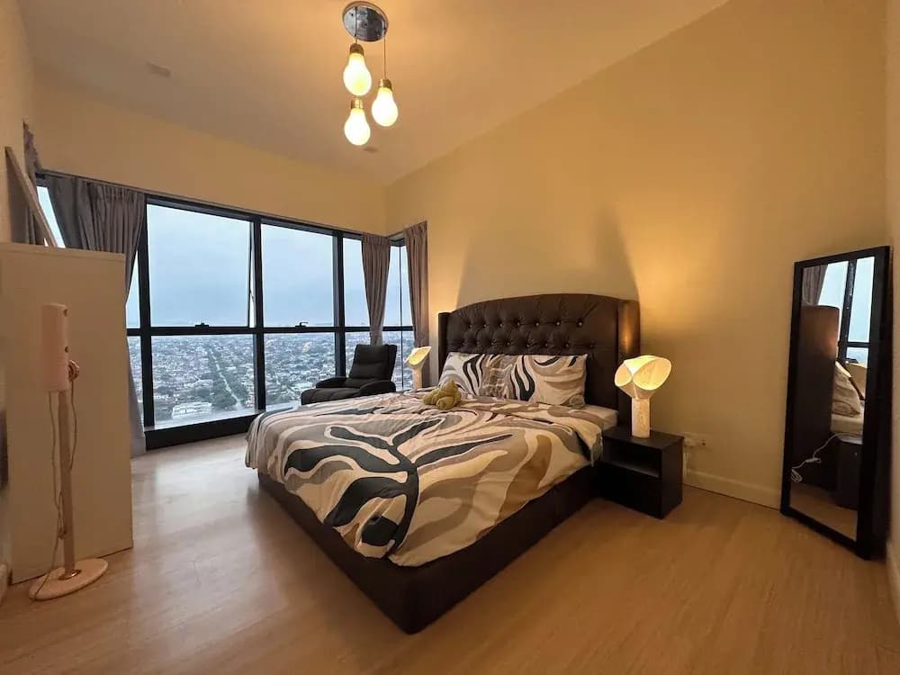 Skyline Luxe 4BR Retreat with En-suites - photo 4