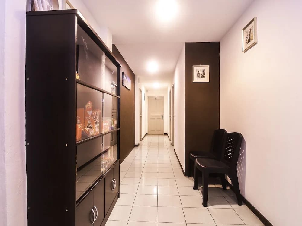 Golden Lounge by OYO Rooms - photo 10