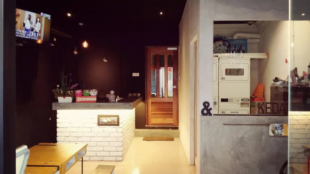 Monkey Motel & Café - photo 20