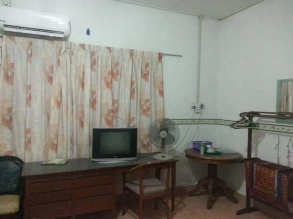 Homestay Aircond Pantai Timur Chalet Guest House Kak Mah - photo 5