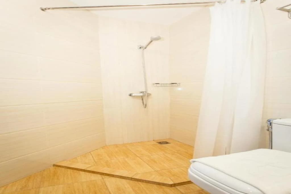 Lintas Platinum Hotel - photo 11