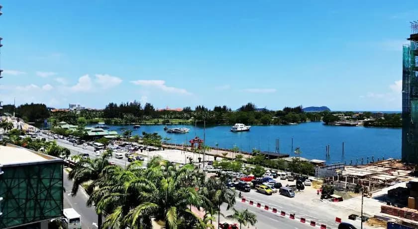 Waterfront Holiday Suites @ Marina Court Resort Kota Kinabalu - photo 7