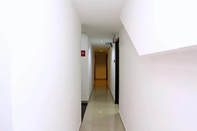 OYO 44054 Holiday Mansion Inn - photo 12