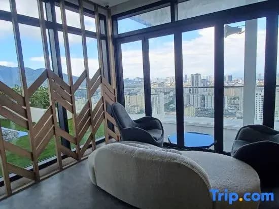 Stylish 2BR at Urban Suite With Infinite Pool - photo 3