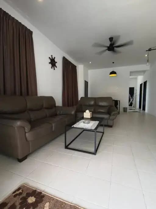 MODERN , SPACIOUS GAMBANG UMP 18 Guest House - photo 9