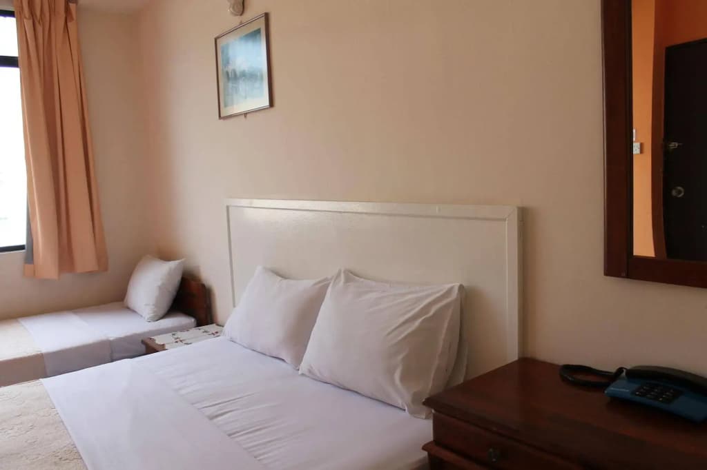 Victoria Hotel and Hostel - photo 6