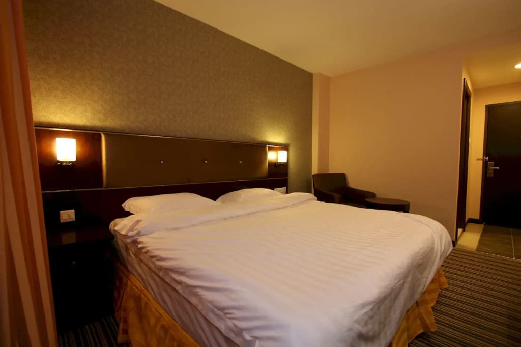 1 City Hotel - photo 4