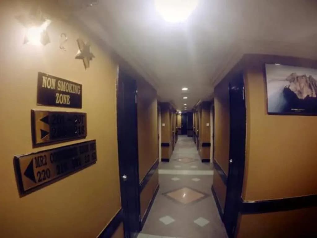 Hotel DeLeeton - photo 13
