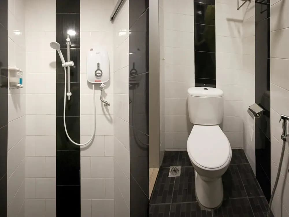OYO 228 Basic Hotel - photo 10