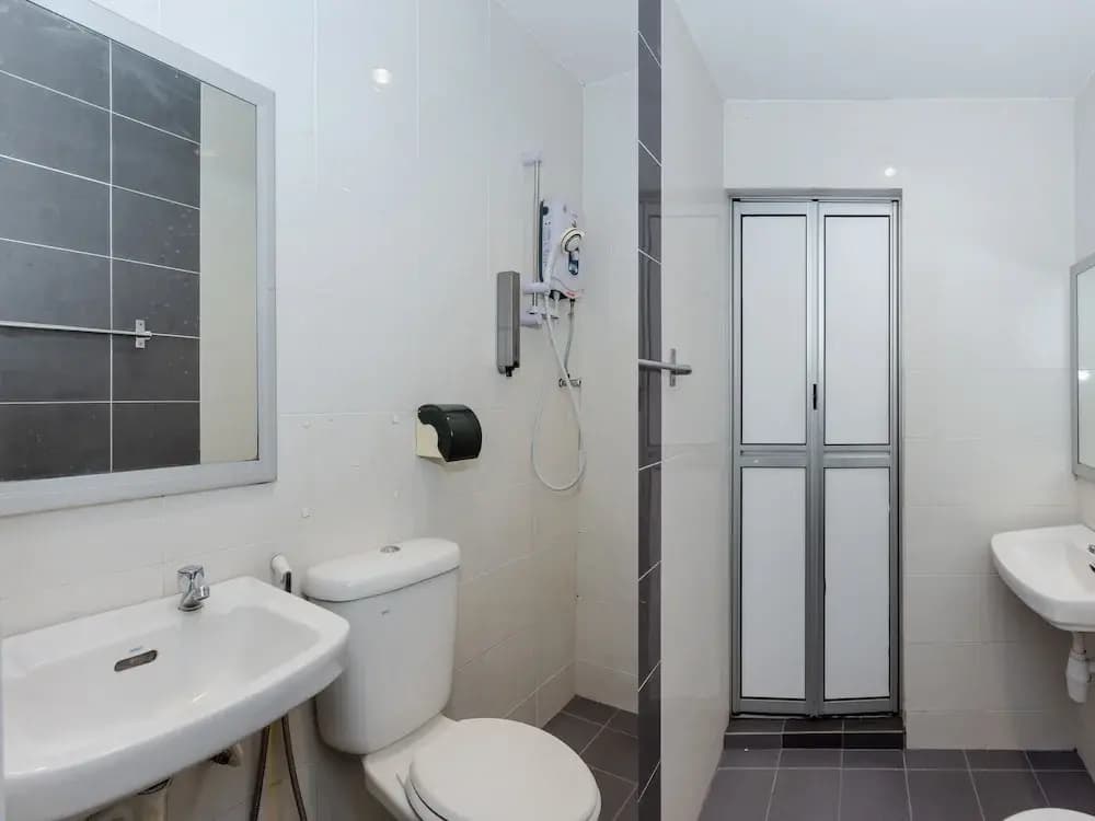 Hollitel Hotel Melaka by OYO Rooms - photo 9