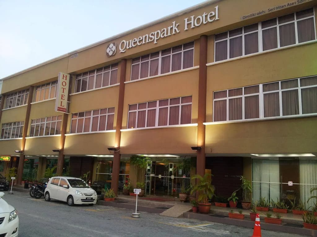 Royal Queenspark Hotel - photo 1