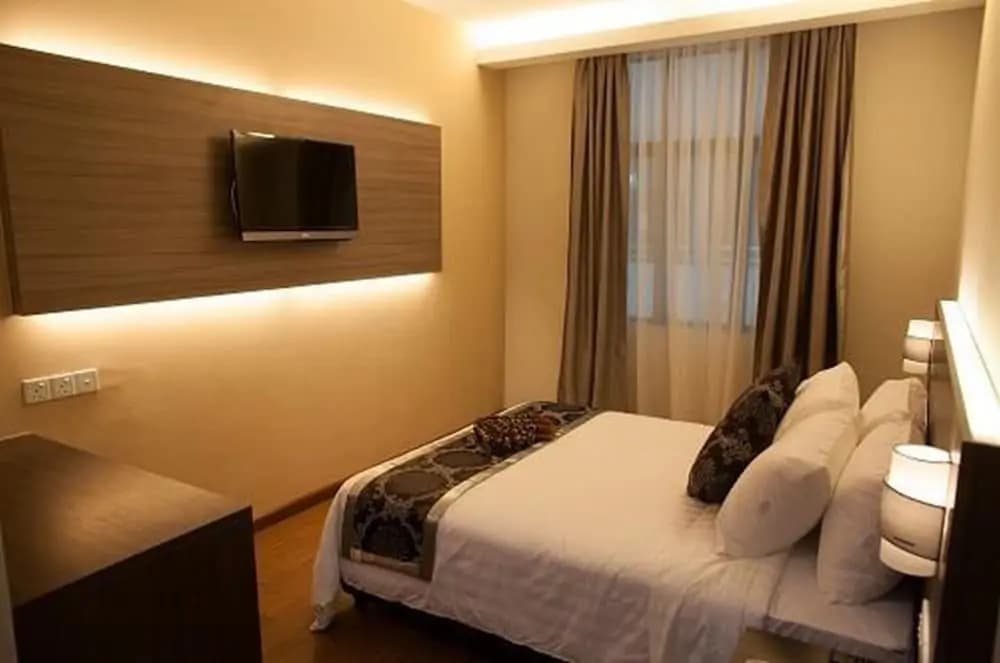 Holiday Villa Hotel & Suites - photo 2
