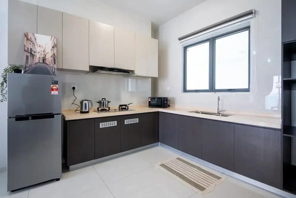Chic 3BR in Danga Bay With Water Views & Parking - photo 21