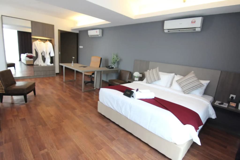Nexus Regency Suites & Hotel - photo 3