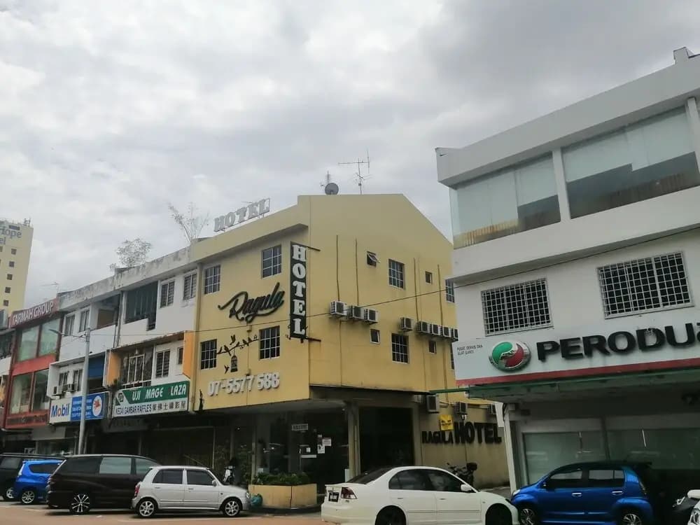 OYO 90028 Ragula Hotel - photo 1