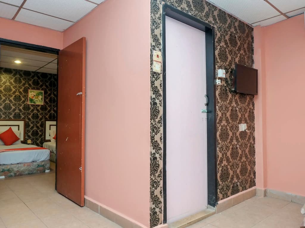 Hotel Tiara by OYO Rooms - photo 6