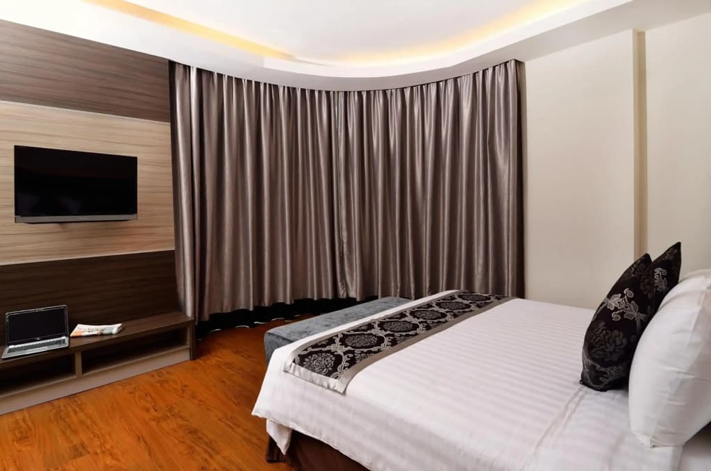 Holiday Villa Hotel & Suites - photo 3