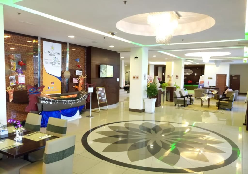 Grand Puteri Hotel - photo 2