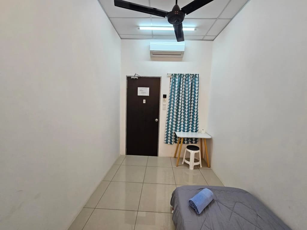 Color Mixed Home Hostel - photo 4