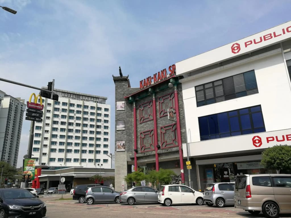 Big Family Friends Guesthouse 16pax, Legoland Bukit Indah - photo 1