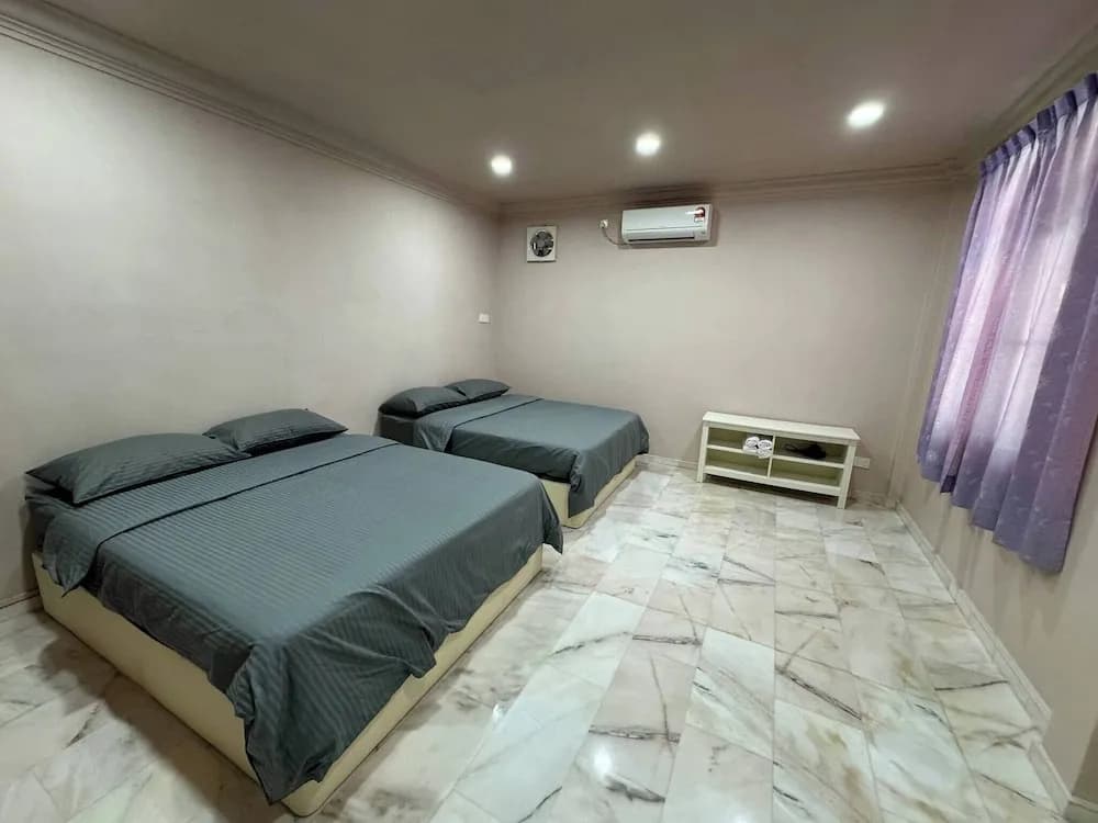 Cozy Johor Bahru Home With Family Room and Unblock Balcony View - photo 16