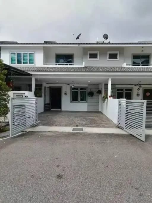 Cameron top31 golden hills night market homestay - photo 1