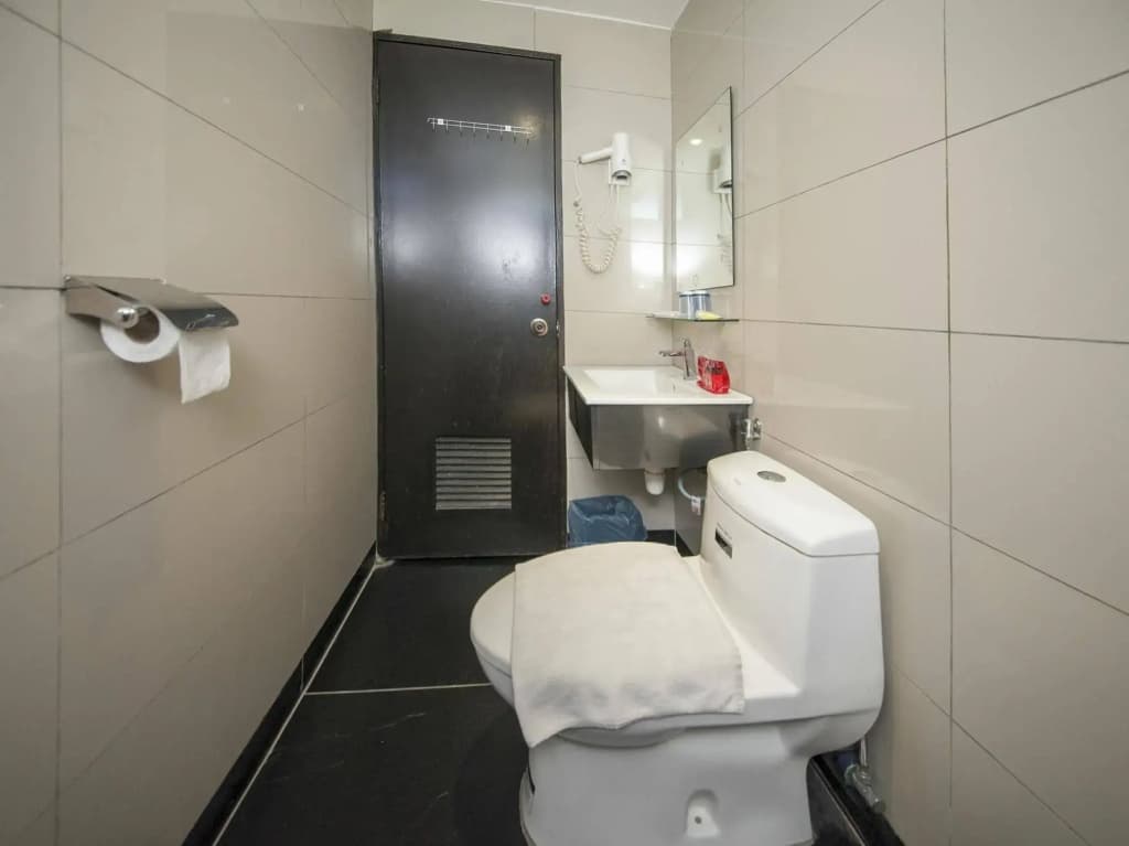 OYO Rooms Near Tanjung Aru Beach - photo 7